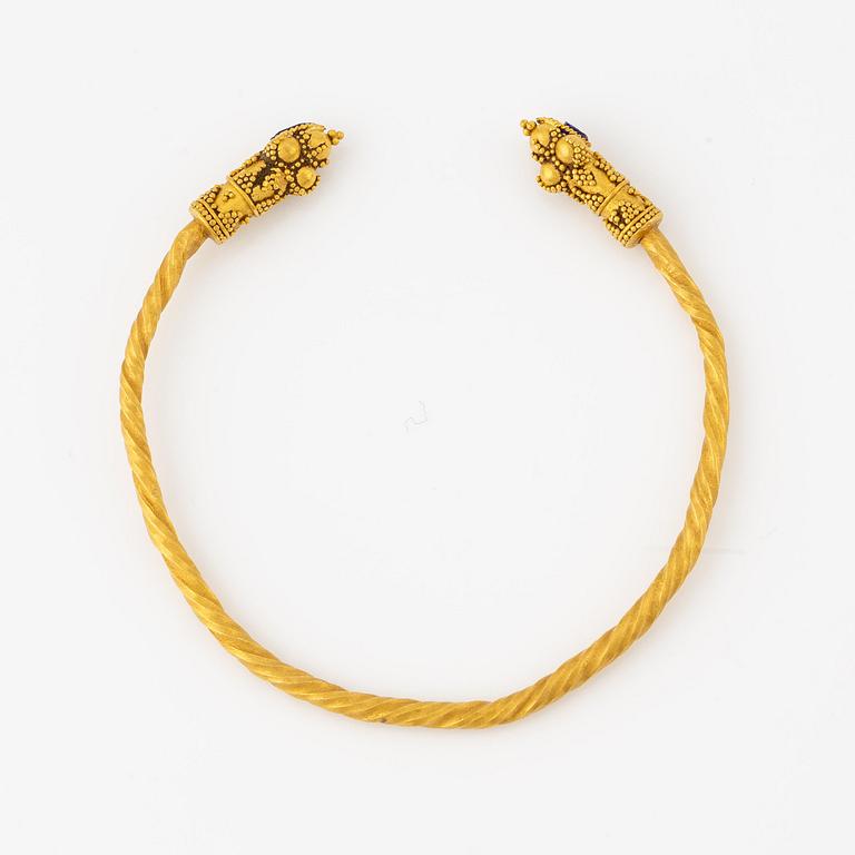 A presumably modern gold bracelet in the Greco-Roman-style.