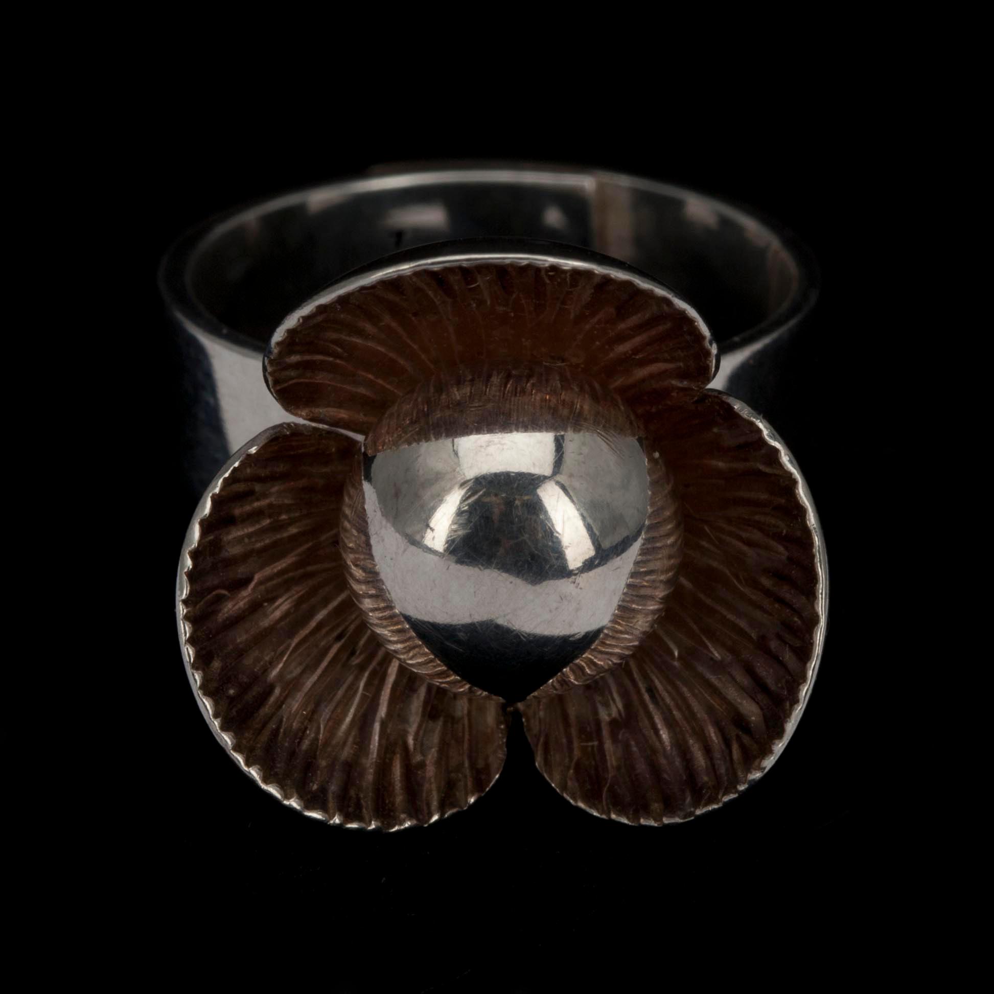 RING, sterlingsilver, Elis Kauppi, Kupittaan Kulta, Åbo 1960-tal. Vikt ca 6,4 g.