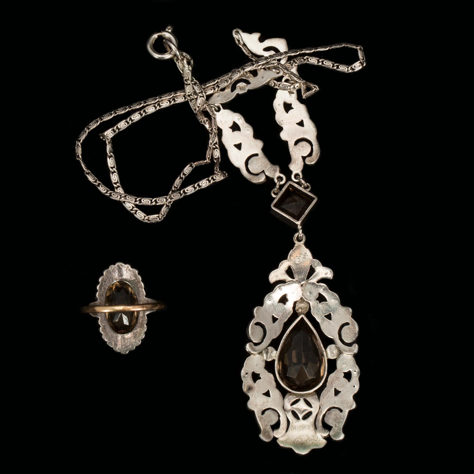 COLLIER SAMT RING, 18 k guld samt silver med rökkvarts samt markasiter. Totalvikt 18,5 g.