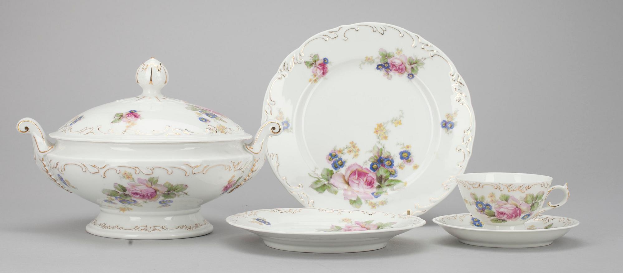 MAT- samt KAFFESERVIS, 117 delar, porslin Schlaggenwald, 1900-tal.