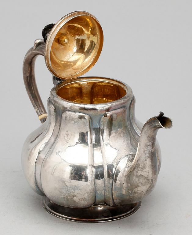 TEKANNA, silver, nyrokoko, St Petersburg, 1865. Vikt ca 433 gram.