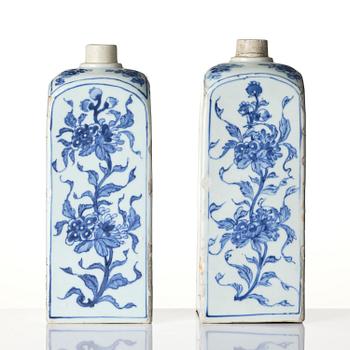 A pair of blue and white bottle flasks, early Qing dynasty, 17th century.