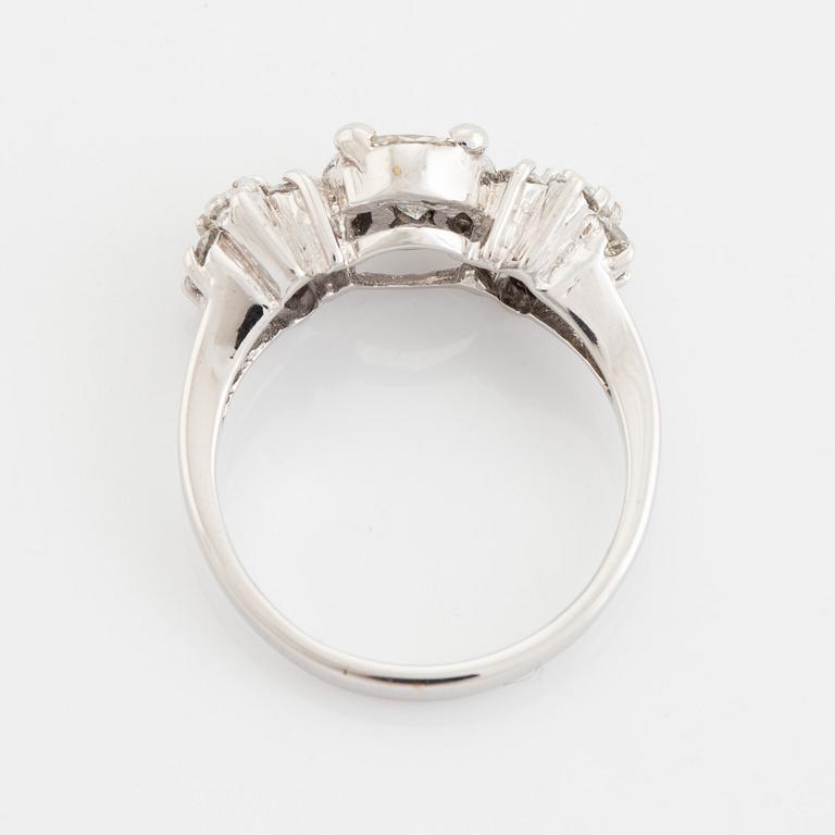 Brilliant-, marquise and princess cut diamond ring, total ca 1,02 ct.