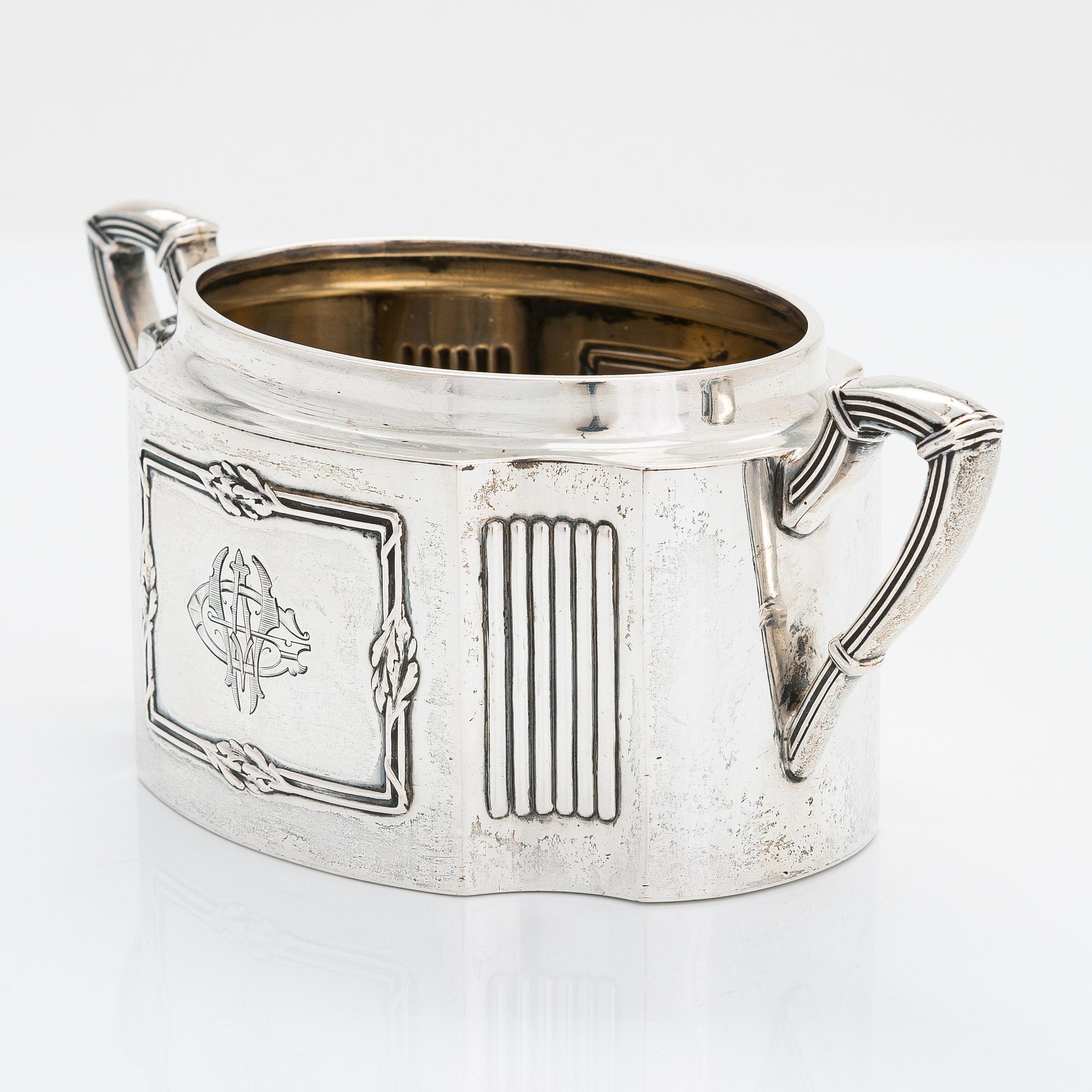 Wilhelm Fahlström, soppslev, silver, Helsingfors 1818-28 och Hjalmar Fagerroos' sockerskål, silver, Helsingfors 1909.