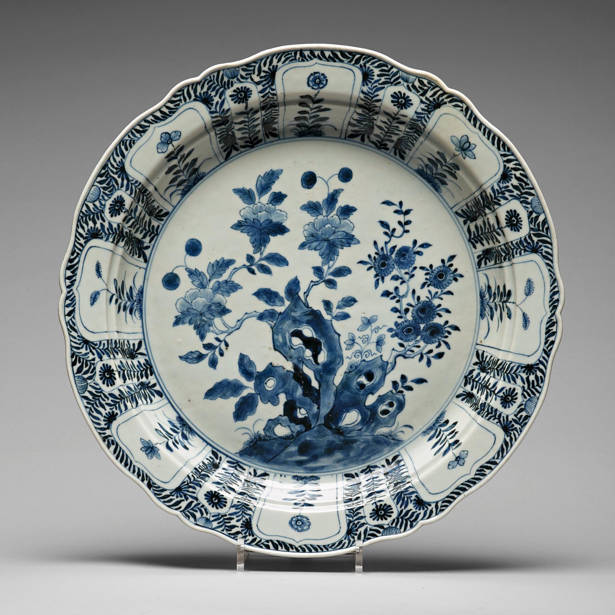 A blue and white dish, Qing dynasty, Qianlong (1736-95).