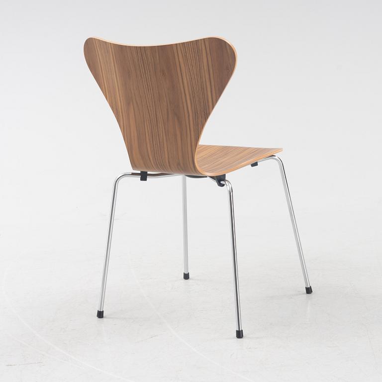 Arne Jacobsen, stol "Sjuan", Fritz Hansen, Danmark, daterad 2021.