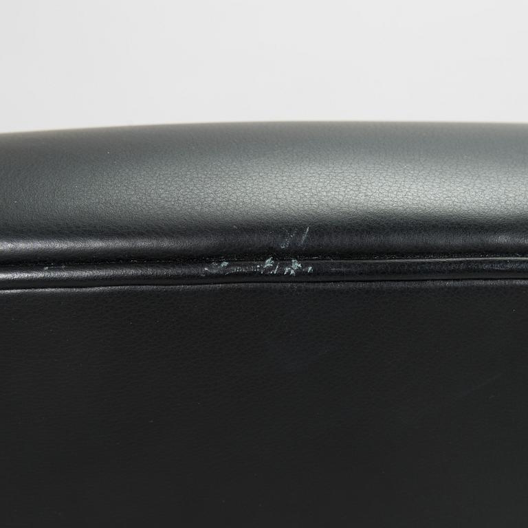 Frits Henningsen, fåtölj, "Heritage Chair", modell "FH419", och fotpall, Carl Hansen & Son, Danmark.