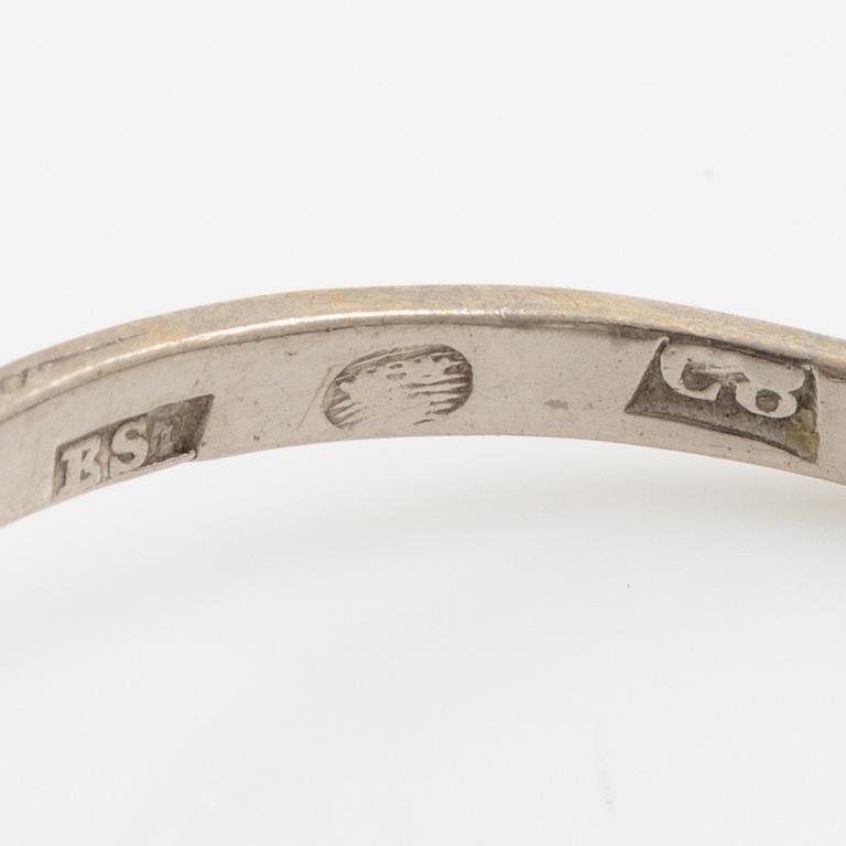 Ring platina med gammalslipade diamanter.