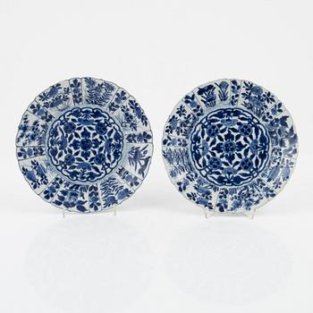 A pair of blue and white plates, Kangxi (1662-1722).