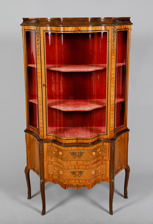 VITRINSKÅP, rokokostil, 1900-talets mitt.