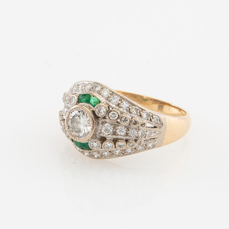Ring in 18K gold set with round brilliant-cut diamonds and faceted emeralds, Art Deco, first quarter of the 20th century.