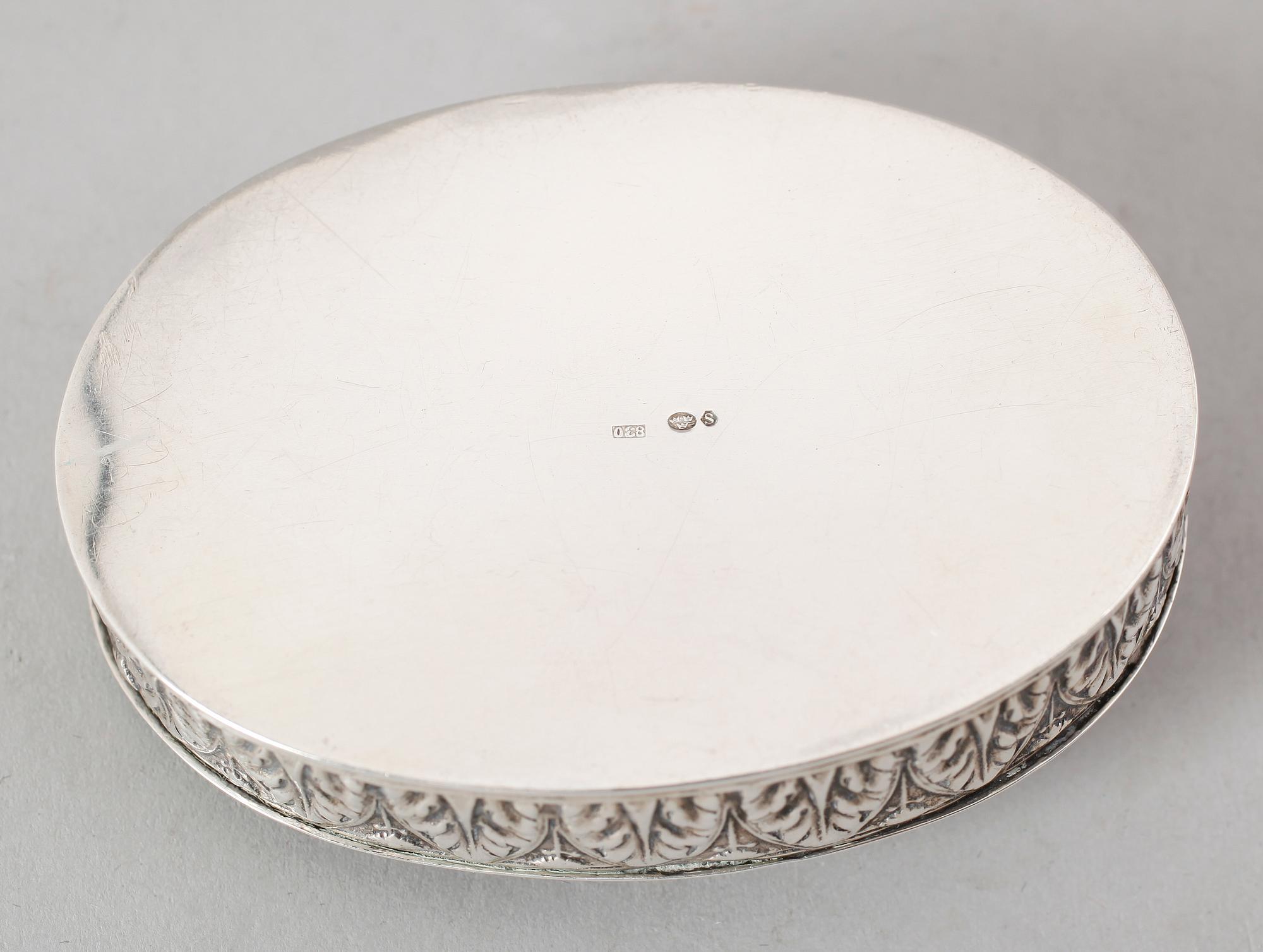 DOSA, silver, importstämplar. Vikt 96 g.