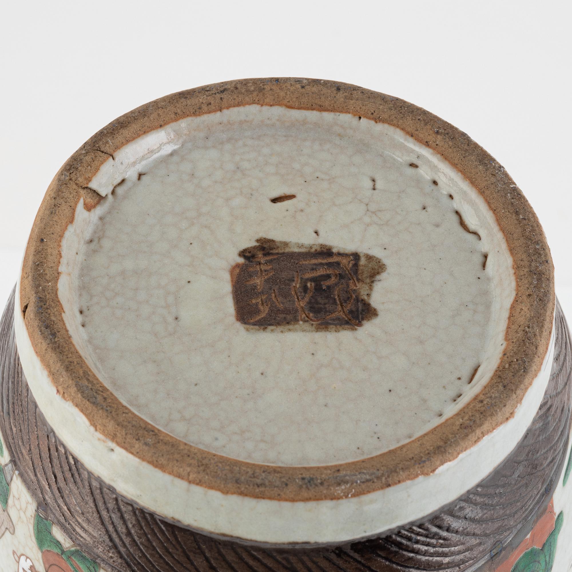 A Chinese enamelled vase, late Qingdynasty / around 1900.