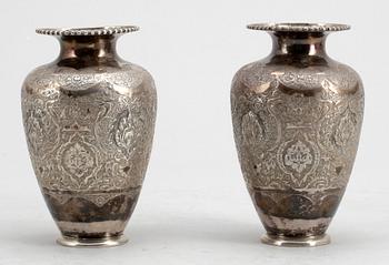 URNOR, ett par, silver, Persien, omkr sekelskiftet 1900. Totalvikt: 310 gram.