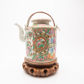 A porcelain set, 8 pieces, Canton, 19th century, China.