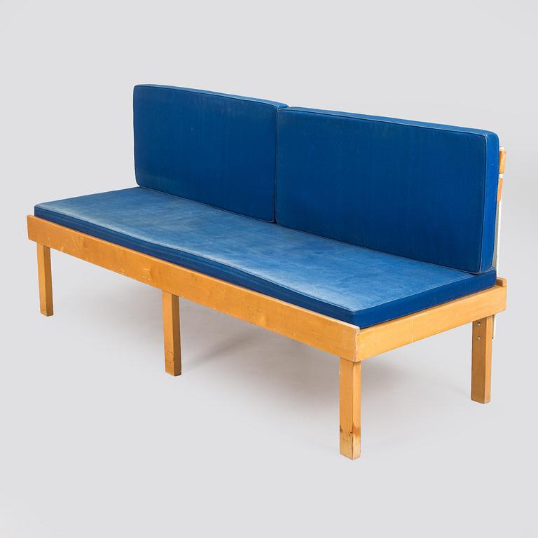 Soffbänk, modell E1295, design Arteks ritkontor, för O.Y Huonekalu-ja Rakennustyötehdas A.B. 1957.