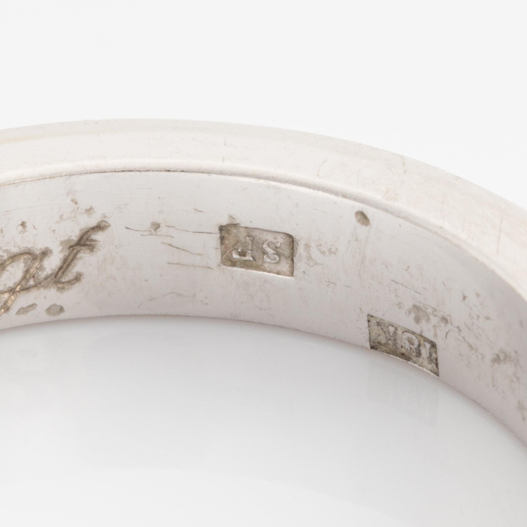 Half-eternity ring with brilliant-cut diamonds.