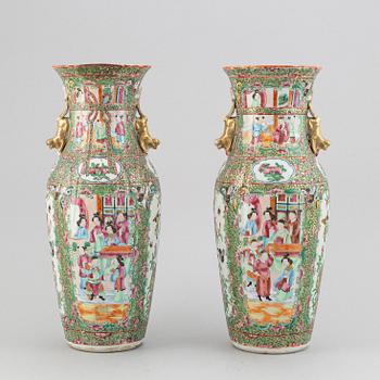 A pair of famille rose canton vases, Qing dynasty, late 19th century.