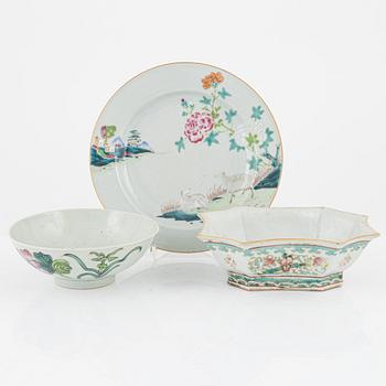 Plate and bowls, porcelain, China, including the Qing Dynasty, Qianlong (1736-95) (3 pieces).