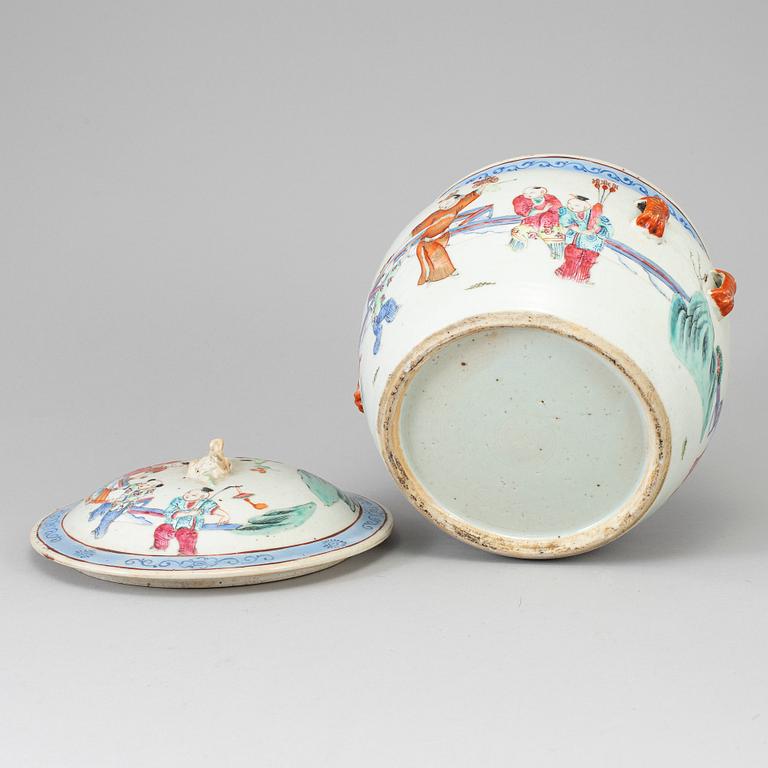 URNA med LOCK, porslin. Qingdynastin, sent 1800-tal.