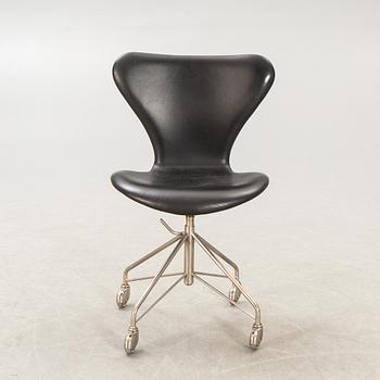 Arne Jacobsen, skrivbordsstol, 'Sjuan', Fritz Hansen, Danmark, 1900-talets andra hälft.