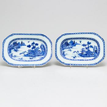 A pair of blue and white serving dishes, Qing dynasty, Qianlong (1736-95).