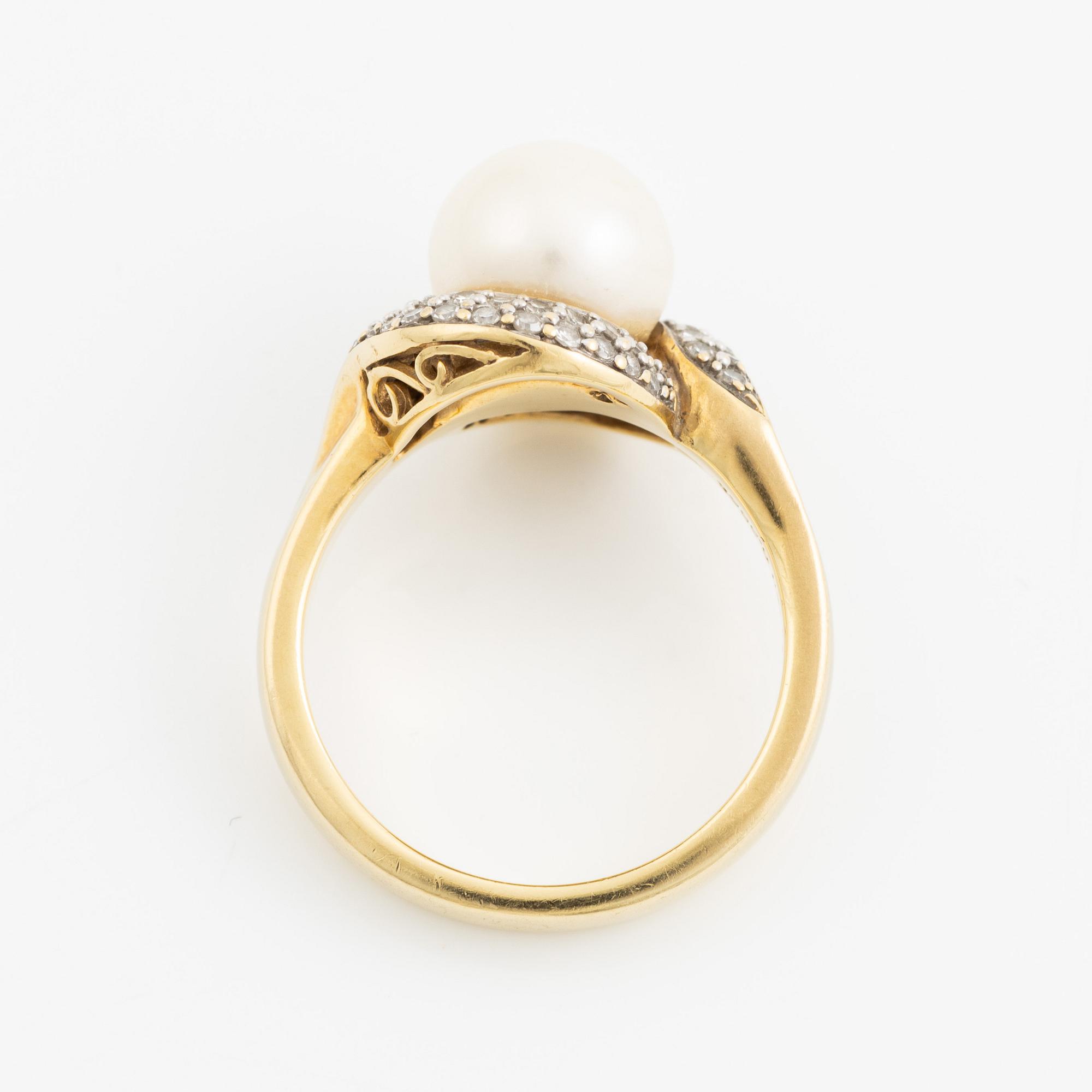 Ring 18K gold with a cultured pearl and round brilliant-cut diamonds.