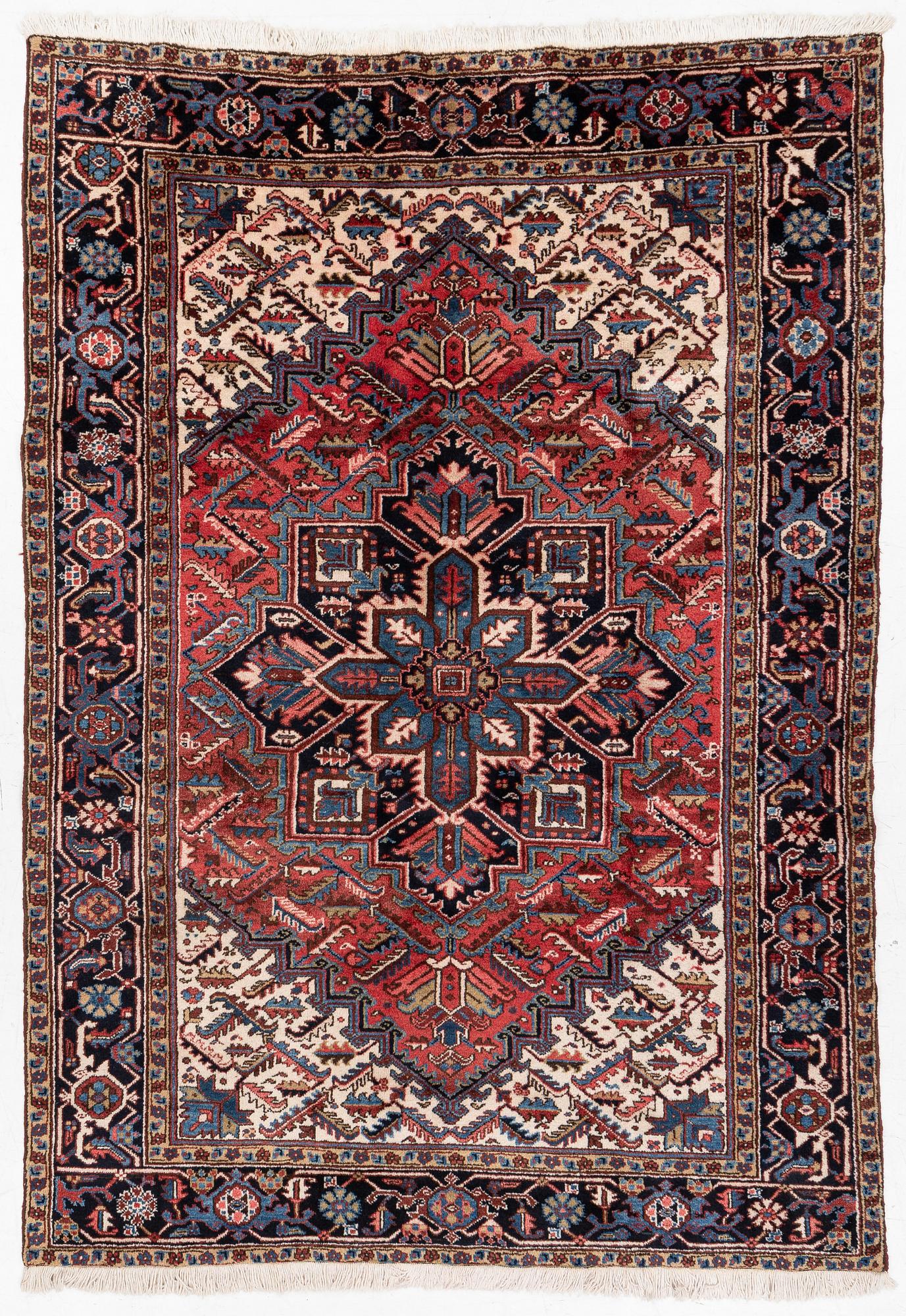 A Heris carpet, approx. 275 x 200 cm.