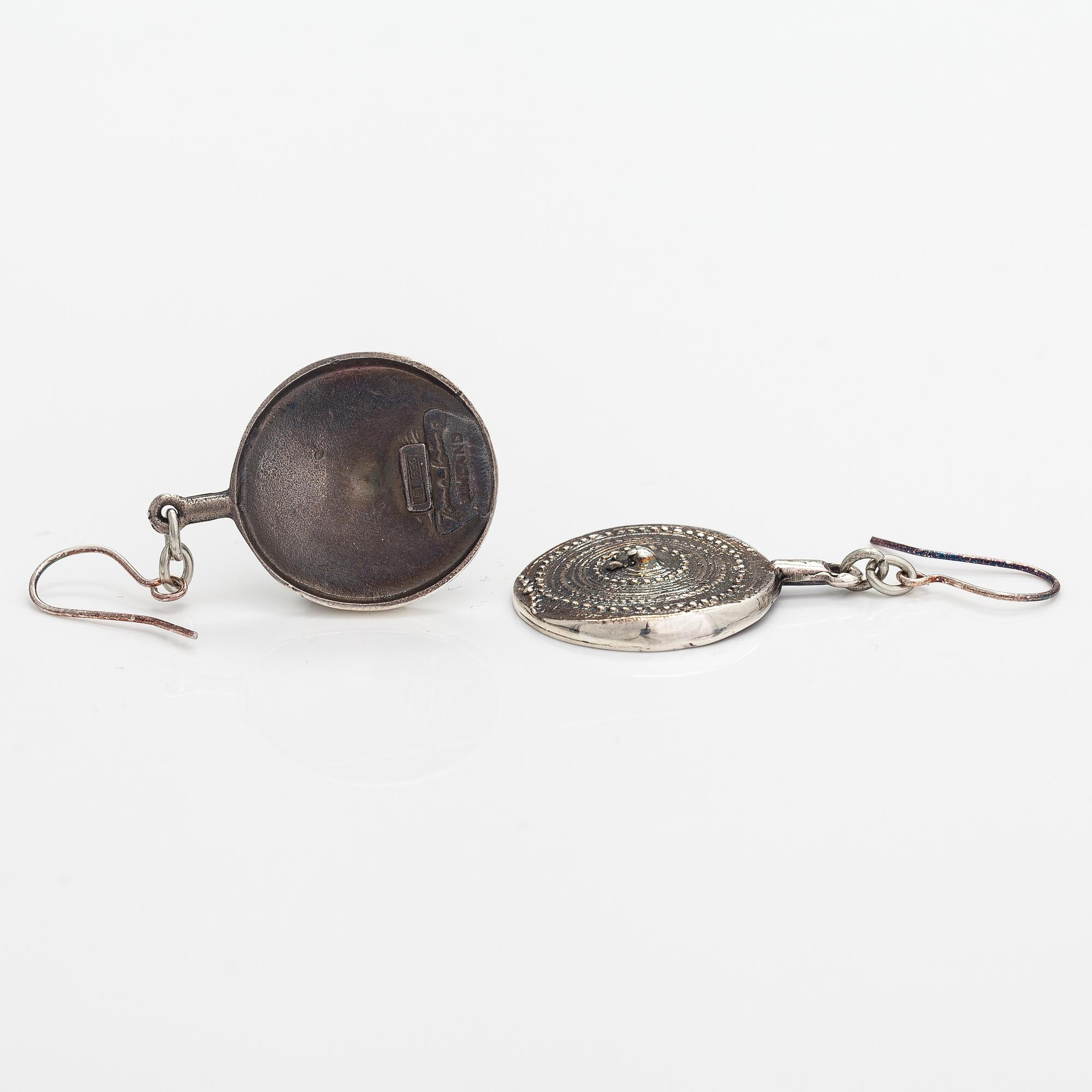 Jorma Laine, Örhängen "Chic", stelringsilver. Turun Hopea, Åbo.