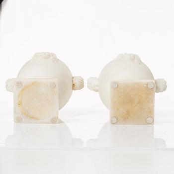 Urnor, ett par, alabaster, omkring 1900.