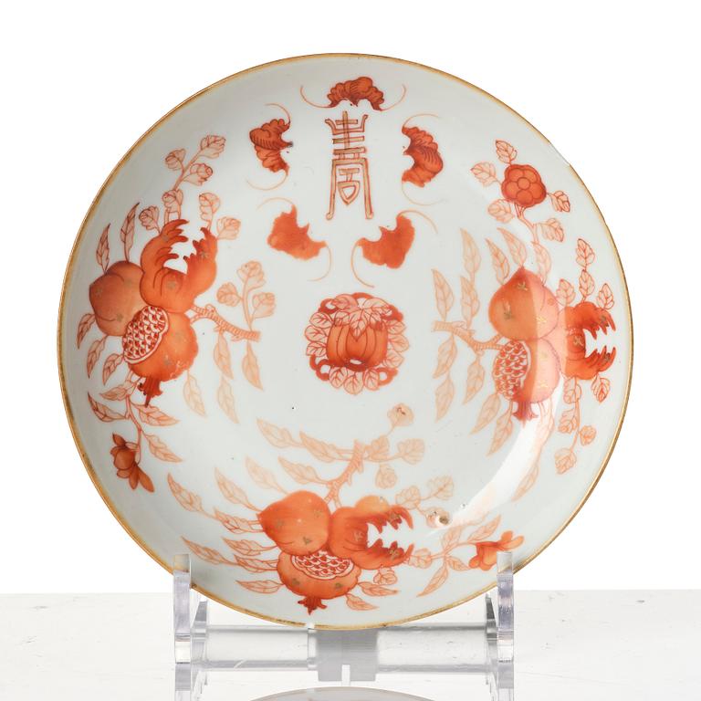 A Chinese porcelain dish and a spoon, late Qing dynasty / around 1900.