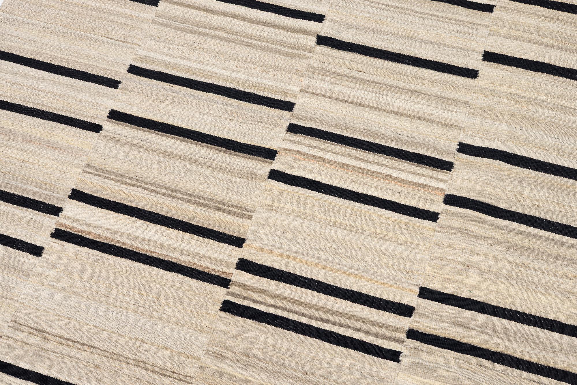 Matta, slätvävd, ca 195 x 160 cm.