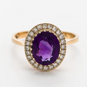 Ring, fasettslipad ametist, åttkantslipade diamanter, 18K guld.
