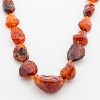 HALSBAND, bärnsten, doserat, ca 78 cm.