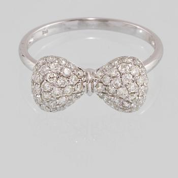 RING, 18K vitguld med briljantslipade diamanter 0.64 ct. Vikt 2,2 gram.