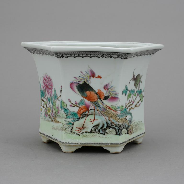 BLOMKRUKA / YTTERFODER, porslin, Kina. 1900-talets andra hälft.