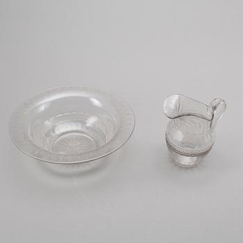 TVÄTTFAT OCH KANNA, glas, tidigt 1800-tal.