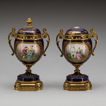 LOCKURNOR, 1 par, Sèvresliknande märken, Frankrike, 1900-talets första hälft.