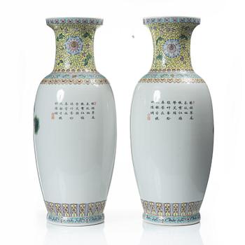 Golvvaser, ett par, porslin, Kina 1900-talets senare del.