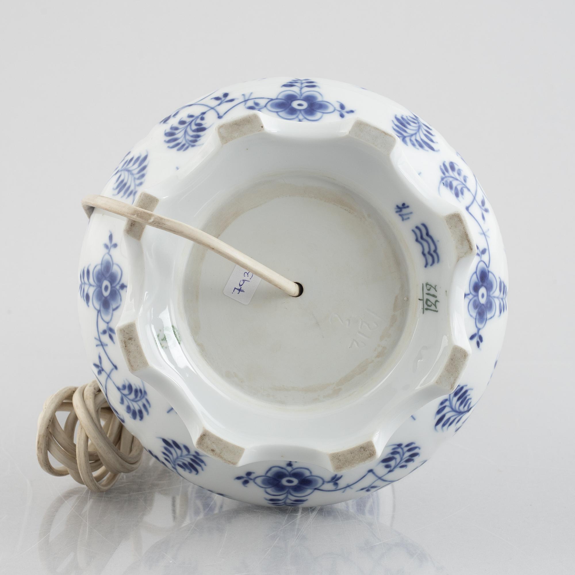 Bordslampa, porslin, Royal Copenhagen, "Musselmalet", modellnummer 1212, post 1923.