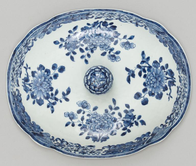 A blue and white tureen and cover, Qing dynasty, Qianlong. (1736-95).