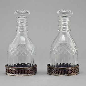 KARAFFER, ett par, glas samt COASTERS, ett par, nysilver och glas, 1800/1900-tal.