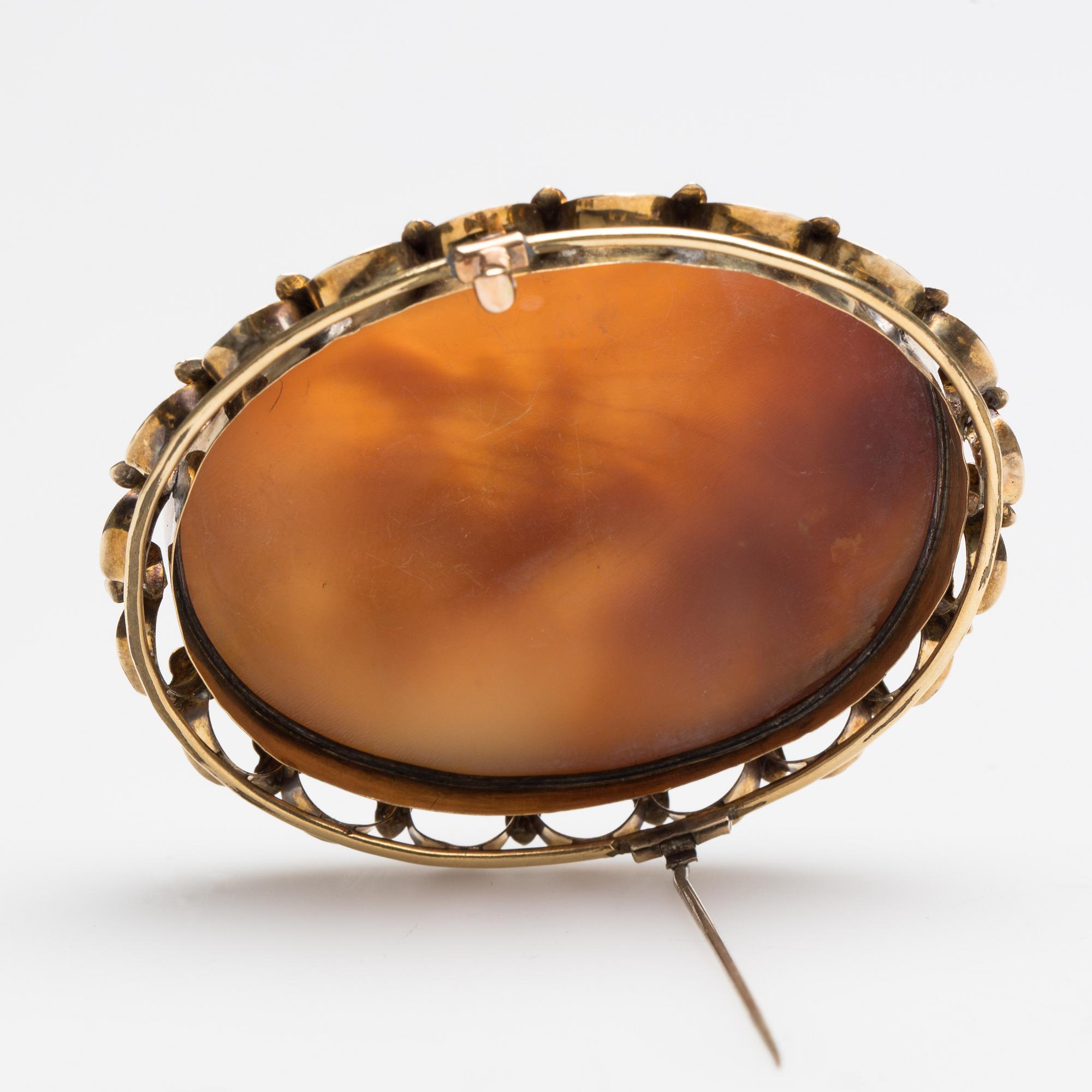 BROSCH, 18K guld, skuren snäckskalscamé.