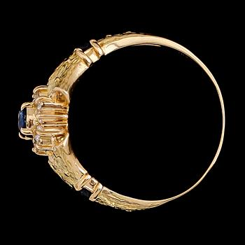 RING, 18 k guld, safirer och briljantslipade diamanter. Vikt ca 4,1 g.