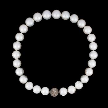 689. A cultured South sea pearl necklace, 16,4-14,8 mm.