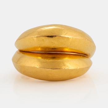 1088. An Ilias Lalaounis ring in 22K gold.