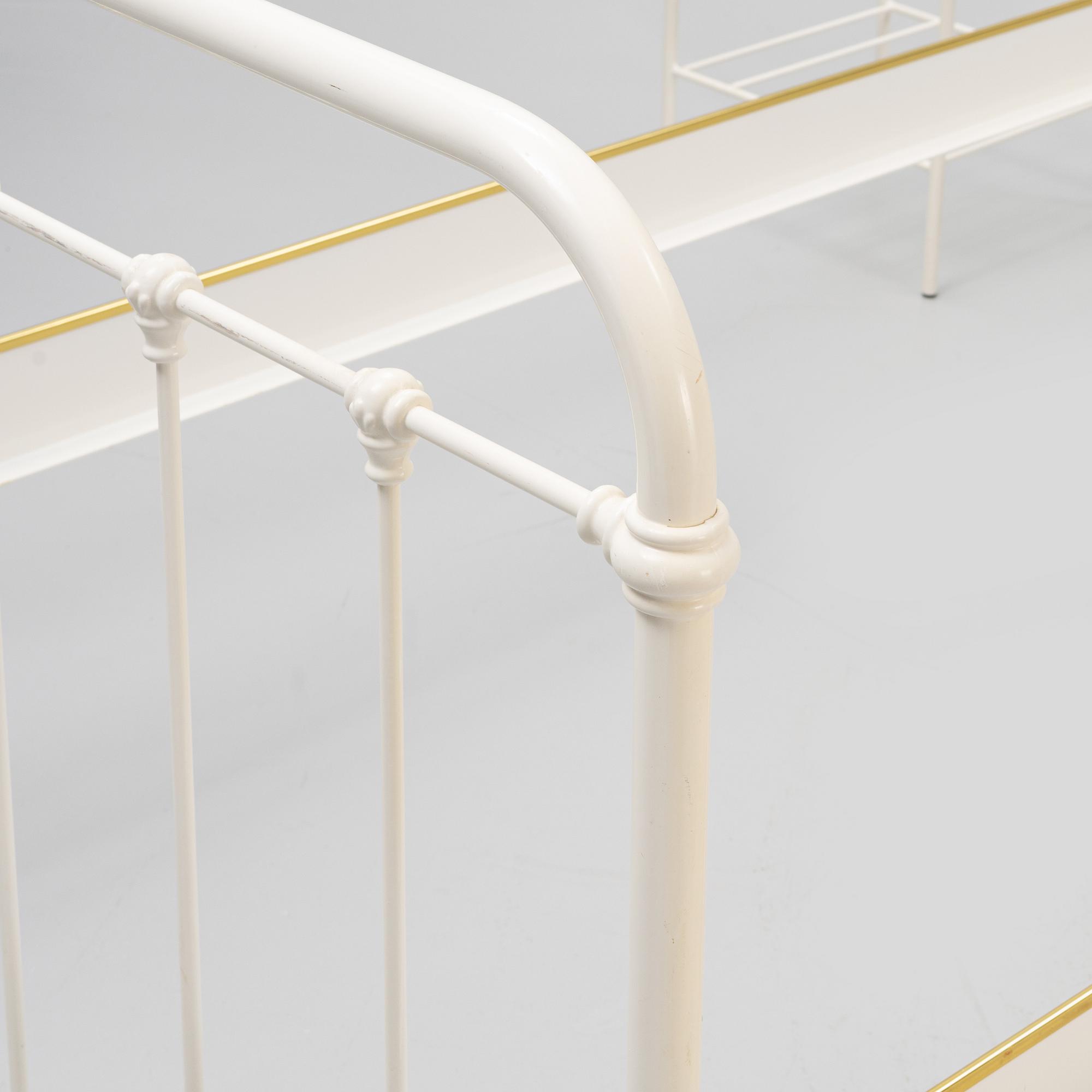 Sängramar och sängbord, ett par, 1900-talets andra hälft.