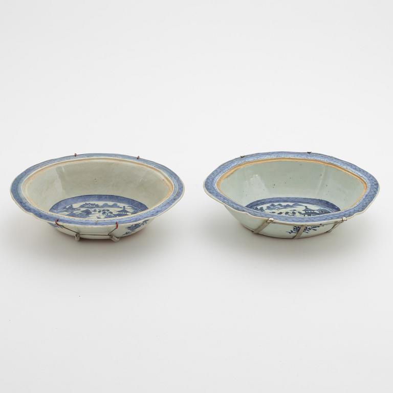 Skålfat, två stycken, porslin, Kina, Jiaqing, (1796-1820).