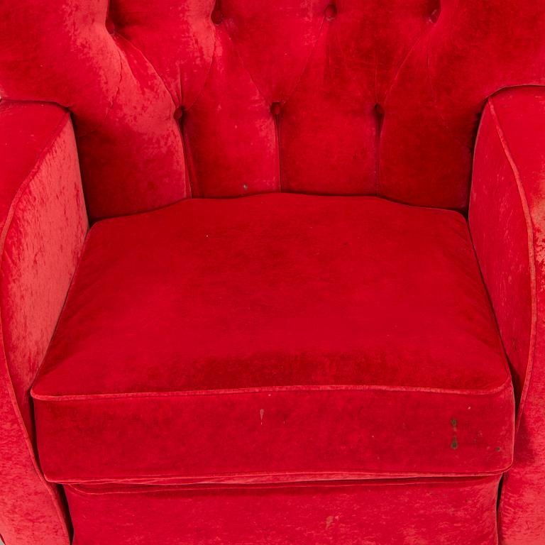 A mid-20th century armchair.