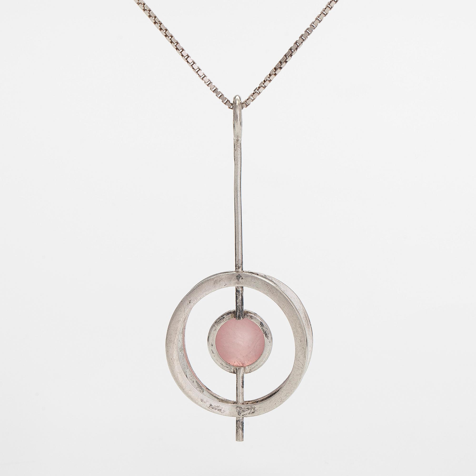 Elis Kauppi, hänge, silver och rosenkvarts. Kupittaan Kulta, Åbo. Med kedja i sterlingsilver.